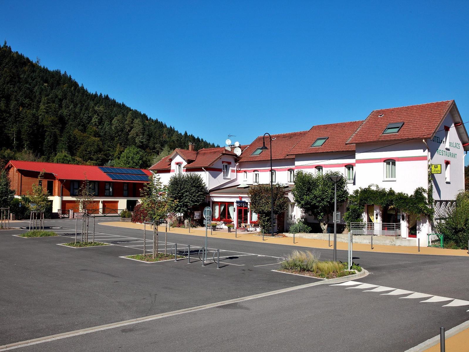 Logis Hotel & Restaurant Des Lacs Celles-sur-Plaine Exterior foto