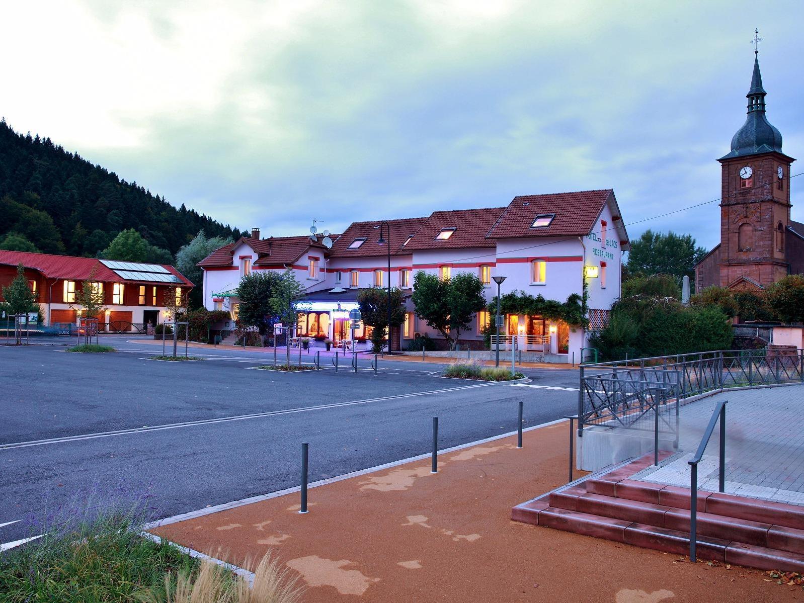 Logis Hotel & Restaurant Des Lacs Celles-sur-Plaine Exterior foto